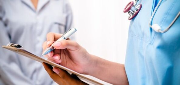 Dokter schreift d'Behandlung fir Schmerz am ënneschte Réck